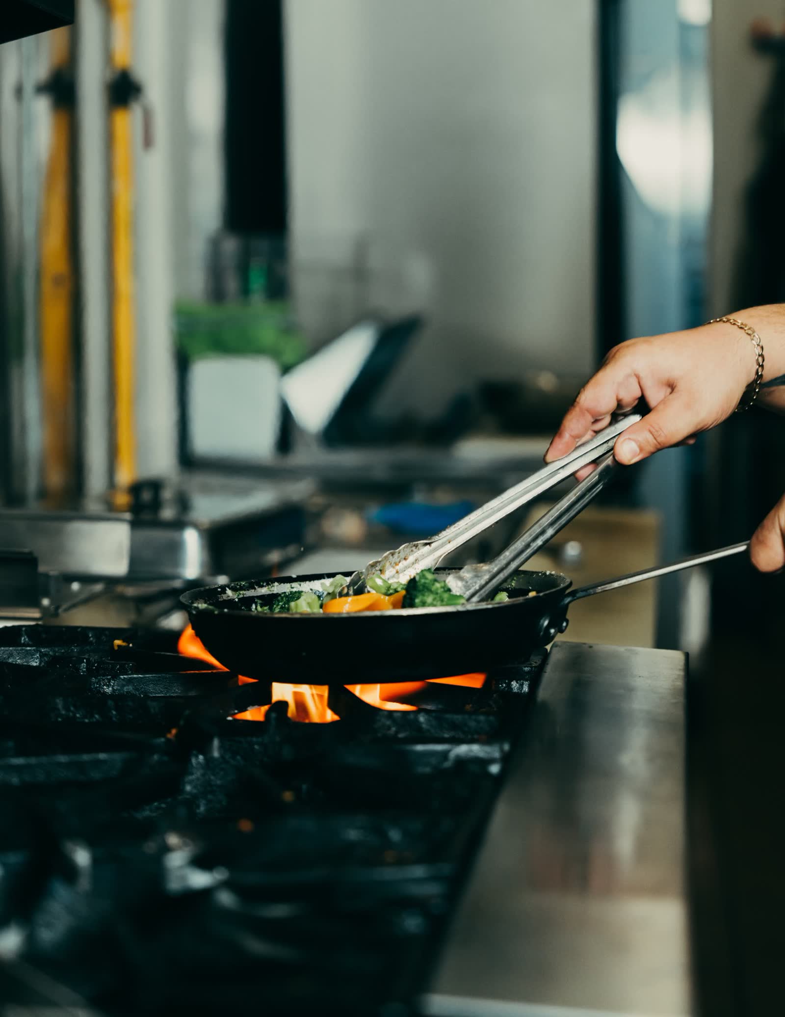 Un chef cocinando sobre fuego vivo